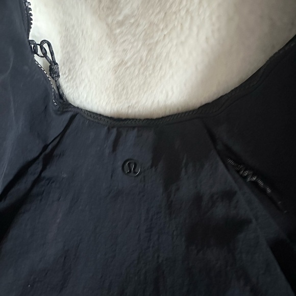 Lululemon Pleated Shoulder Bag in Black | 10L Capacity | EUC | SOLD OUT - Picture 8 of 16